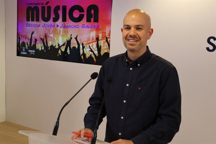 El concejal de Juventud, Ángel Galindo, en la presentación del certamen musical.