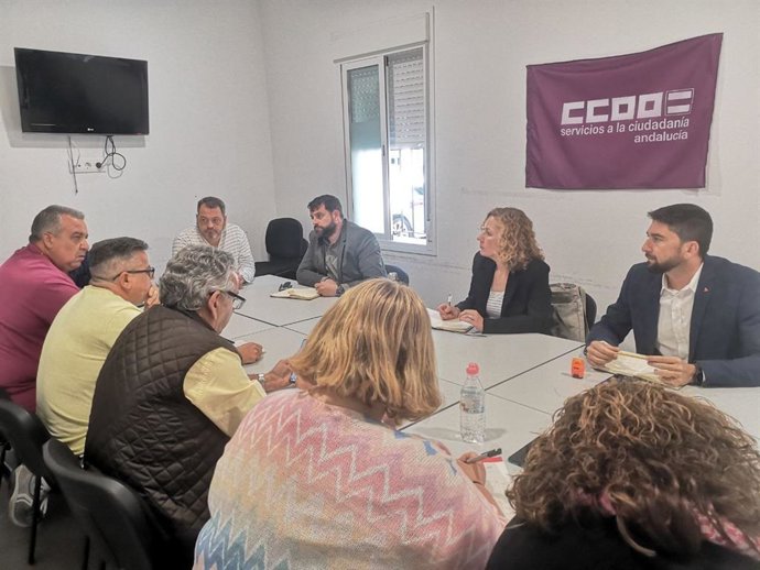 Los candidatos Susana Hornillo e Ismael Sánchez, de Podemos-IU, reunidos con los representantes de los trabajadores en Lipasam.