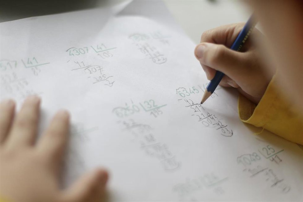 Archivo - Un niño realiza operaciones matemáticas 