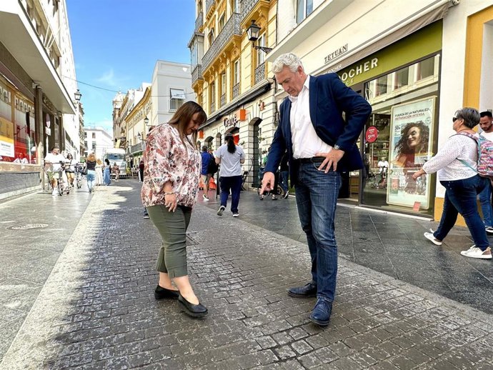 El candidato de Ciudadanos (CS) a la Alcaldía de Sevilla, Miguel Ángel Aumesquet, observa los restos de cera de la Semana Santa en una céntrica calle del Casco Antiguo.