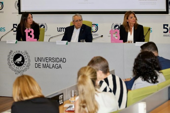La consejera de Inclusión Social, Juventud, Familias e Igualdad, Loles López; y el rector de la Universidad de Málaga, José Ángel Narváez, participan en la entrega de reconocimientos