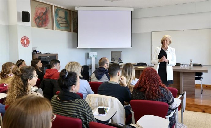 La consejera de Educación y FP, Marina Lombó, con docentes de los centros educativos de la comunidad que participan en el Programa Territorial de Educación Inclusiva