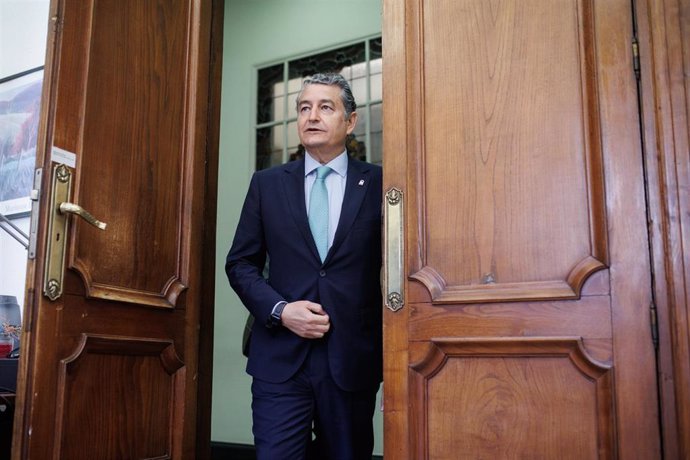 El consejero de Presidencia, Interior y Diálogo Social de la Junta de Andalucía, Antonio Sanz, durante la firma del protocolo para la creación de la Sociedad Lógica para desarrollar la plataforma logística Bahía de Cádiz con el Ministerio de Hacienda (M