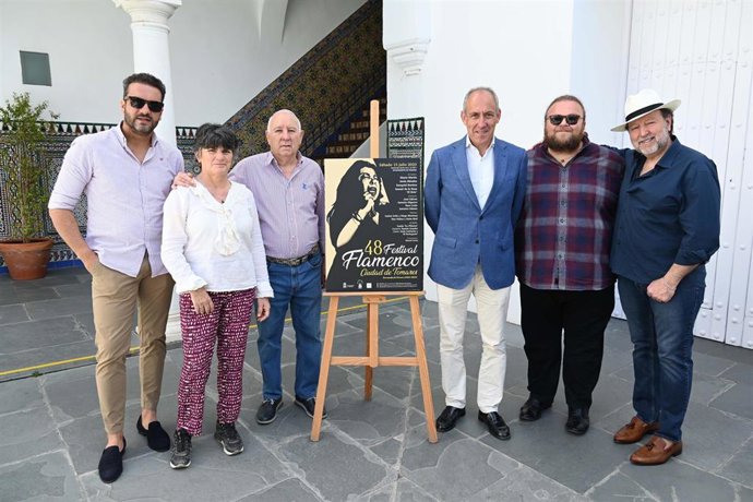 Foto de familia del alcalde de Tomares con artistas que participarán en el Festival Flamenco de la localidad.