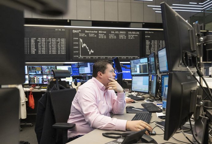 Archivo - 16 March 2023, Hesse, Frankfurt_Main: A stock trader watches the price development on his monitor at Frankfurt Stock Exchange. Following the recent turbulence in the banking sector, financial experts are keeping a close eye on developments on 
