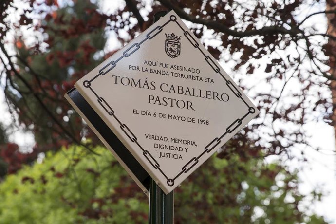 Archivo - Placa en recuerdo de Tomás Caballero.