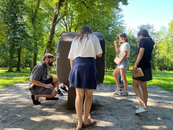 Un grupo de jóvenes durante un taller en Chillida Leku