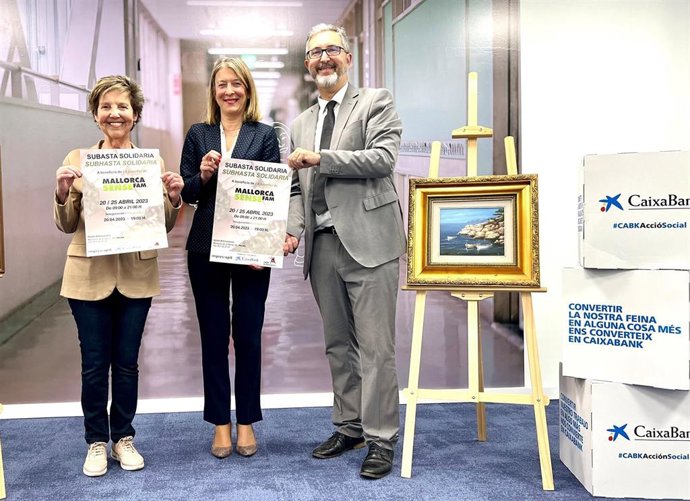 La directora territorial de la entidad en Baleares, María Cruz Rivera, y la directora de Mallorca Sense Fam, Catalina Aguiló, durante la presentación de la subasta benéfica.