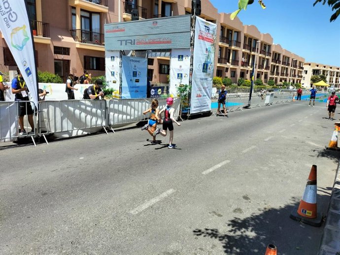 Paula y Alejandra llegando a meta en su primer acuatlón juntas en Salinetas, en el municipio de Telde (Gran Canaria)