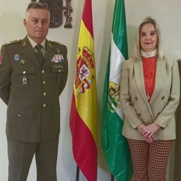 La fiscal Superior de Andalucía, Ceuta y Melilla, Ana Tárrago Ruiz, y el teniente general jefe del Mando de Adiestramiento y Doctrina (Madoc), José Manuel de la Esperanza y Martín Pinillos.
