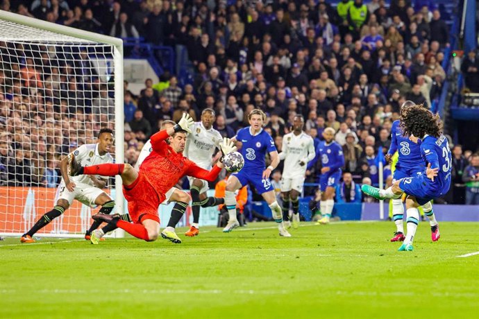 Thibaut Courtois detiene el disparo de Marc Cucurella en el Chelsea-Real Madrid de la Liga de Campeones 2022-2023