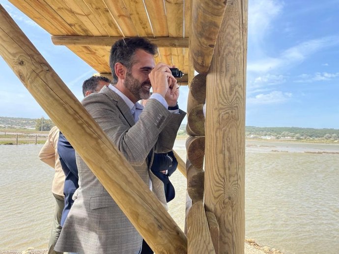 El consejero de Sostenibilidad, Medio Ambiente y Economía Azul, Ramón Fernández-Pacheco, en las Marismas del Barbate