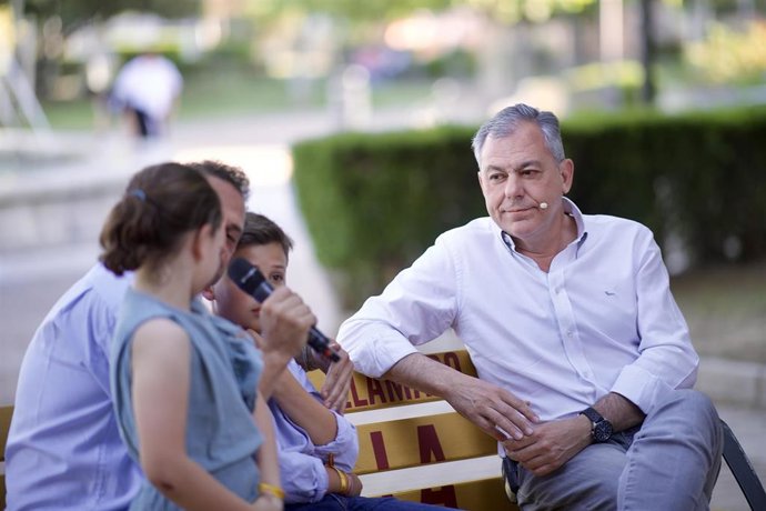Sanz conversa con vecinos del Distrito Macarena en el Parque de Los Perdigones.