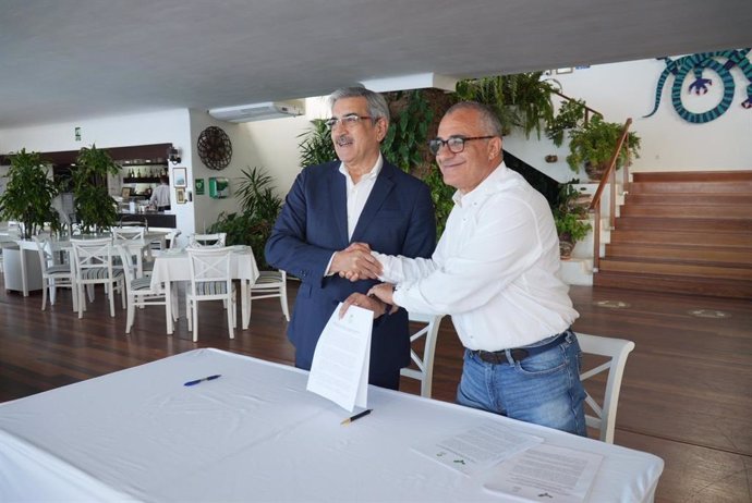 El presidente de NC, Román Rodríguez, y el presidente de AHI, Javier Armas, en la firma de un acuerdo de cooperación electoral