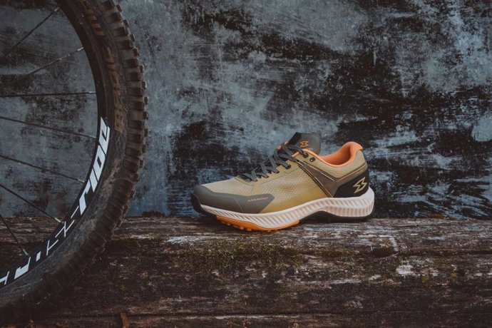 La zapatilla Garmont 9.81 Hi-Ride, un modelo híbrido para la bici y el senderismo.