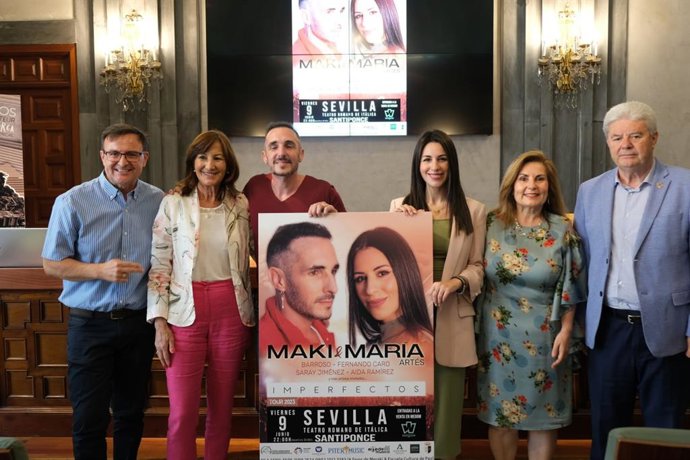 Los músicos Maki y María Artés, en la presentación del concierto solidario de Santiponce.