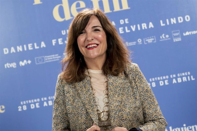 La escritora, Elvira Lindo, durante la sesión de prensa de la película Alguien que cuide de mi, en los Cines Paz, a 19 de abril de 2023, en Madrid (España). 