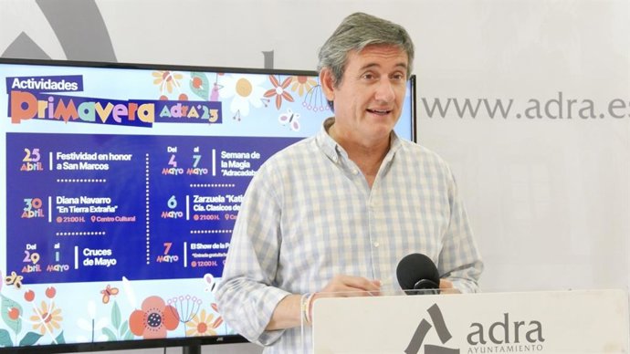 Manuel Cortés presenta la primavera cultural de Adra (Almería)