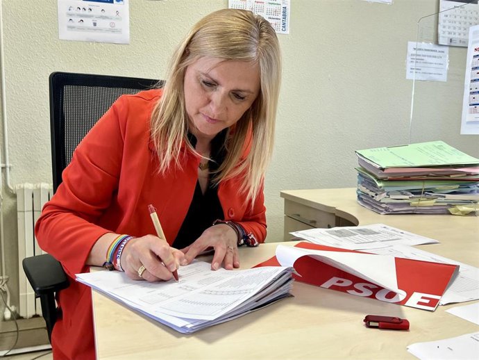 La secretaria de Organización del PSOE de Cantabria, Noelia Cobo, registra ante la Junta Electoral la candidatura autonómica del partido para las elecciones del 28 de mayo