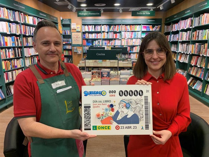 La subdelegada de la ONCE en Andalucía, Ceuta y Melilla, María Martínez, y el director de Casa del Libro de Sevilla, Rubén Margallo