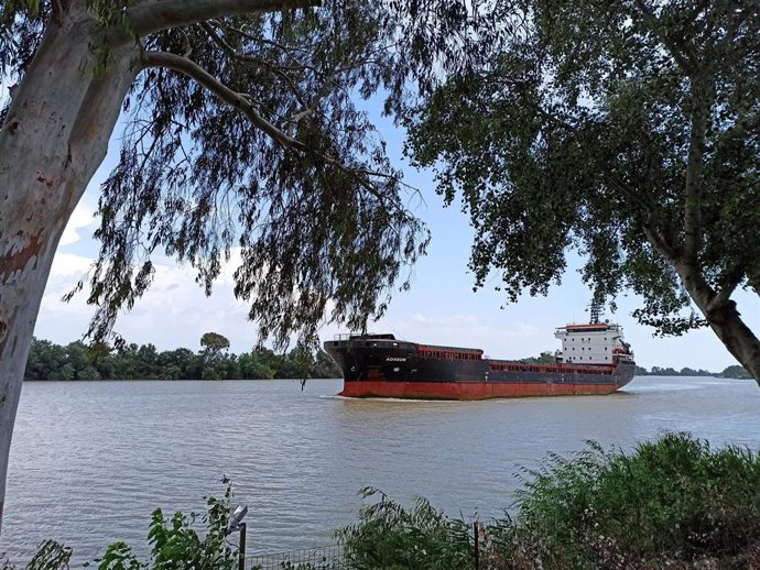 Archivo - Un buque navega por el tramo del Guadalquivir correspondiente a Coria