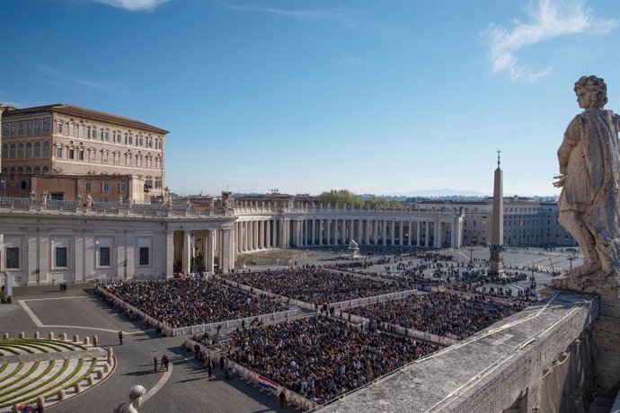 09 April 2023, Vatican, Vatican City: Thousands of faithful wait in St Peter's Square at the start of Easter Mass. Photo: Ximena Borrazas/SOPA Images via ZUMA Press Wire/dpa