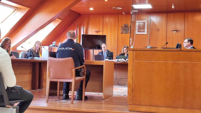 Un agente de la Policía Nacional testifica en el juicio contra los seis acusados de prostituir a una joven en Santander.