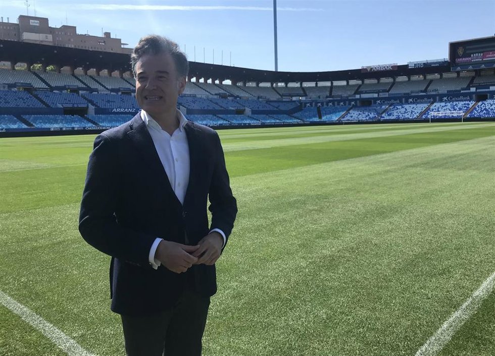 El consejero municipal de Urbanismo del Ayuntamiento de Zaragoza, Víctor Serrano, en el campo de fútbol de la Romareda