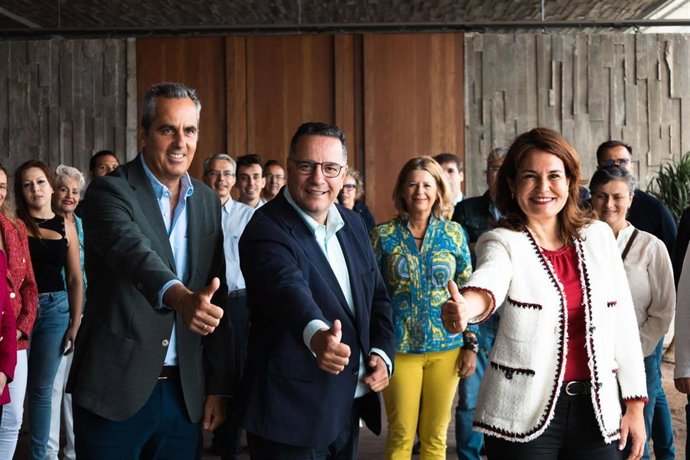 La candidata del Partido Popular (PP) al Ayuntamiento de Las Palmas de Gran Canaria, Jimena Delgado, junto a miembros de su candidatura