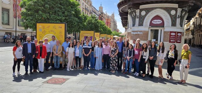 El delegado de Juventud, Ciencia, Universidad y Coooperación al Desarrollo, Juan Antonio Barrionuevo, con los jóvenes que protagonizan la exposición de mupis en la avenida de la Constitución.