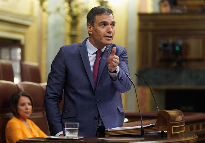 El presidente del Gobierno, Pedro Sánchez, interviene durante una sesión plenaria en el Congreso de los Diputados, a 19 de abril de 2023, en Madrid (España). Durante el pleno del Congreso, el presidente del Gobierno ha informado sobre los últimos Consej