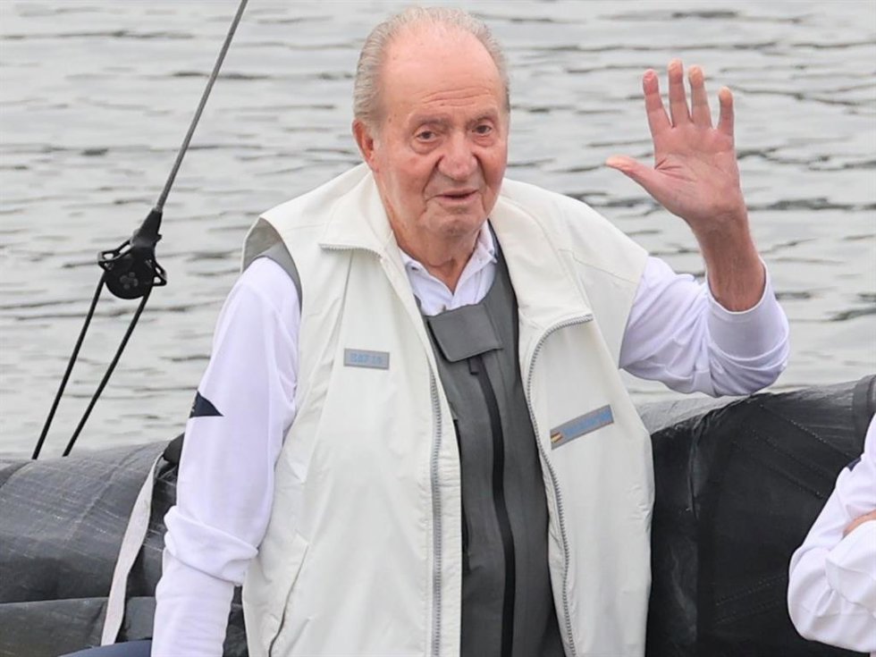 Archivo - El Rey Juan Carlos, durante su visita a España de 2022 en Sanxenxo
