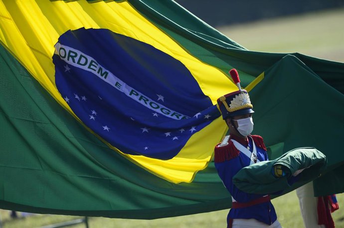 Archivo - 07 September 2021, Brazil, Brasilia: A soldier stands with a folded flag during a Brazilian Independence Day ceremony at the government palace. Photo: Marcelo Camargo/Agencia Brazil/dpa - ACHTUNG: Nur zur redaktionellen Verwendung und nur mit 