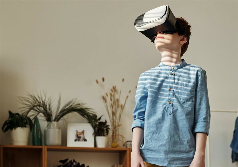 Un niño con un visor de RV