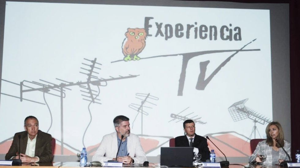 Inauguración de la jornada por Carmen Torres, directora de los Servicios Informativos de Canal Sur TV; Servando Massia, director del programa 'Experiencia TV'; José Luis Navarrete, decano de Comunicación y el profesor Isaac López Redondo.