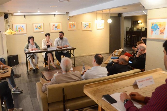 La portavoz nacional del BNG, Ana Pontón, acude a un encuentro con varios representantes del sector editorial gallego en Vigo.