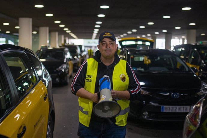 El portavoz de Élite Taxi, Tito Álvarez, durante una concentración de taxi en la T1 del aeropuerto de Barcelona, a 17 de abril de 2023, en Barcelona, Catalunya (España). La asamblea convocada por Élite Taxi y Anget en el vestíbulo de la Terminal 1 (T1) 