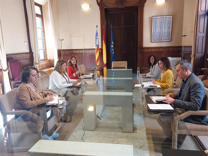 El Govern informa a FAPA de las novedades en las deducciones autonómicas relativas a educación y conciliación.