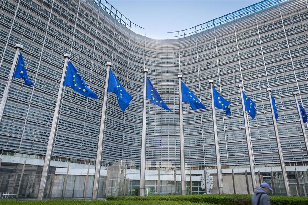 Imagen de archivo de banderas de la UE.