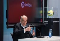 Tebas no ve "causa y efecto" en que las críticas de los clubes hayan generado más agresividad hacia los árbitros