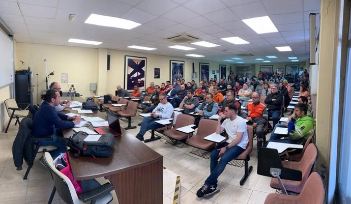 Asamblea de trabajadores de ArcelorMittal convocada por CCOO en la factoría gijonesa de Veriña (Archivo)