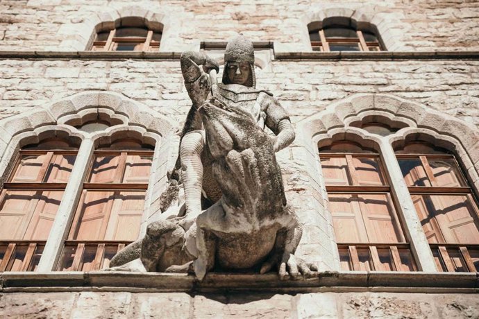 Estatua de San Jorge y el dragón que Antonio Gaudí diseñó para la fachada de la Casa Botines