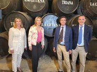 España recuerda el compromiso de la Junta con empresas que generan riqueza y empleo como la bodega Hidalgo en Sanlúcar