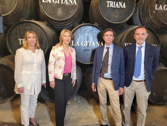 La consejera de Economía, Hacienda y Fondos Europeos, Carolina España, visita la bodega Hidalgo-La Gitana en Sanlúcar de Barrameda