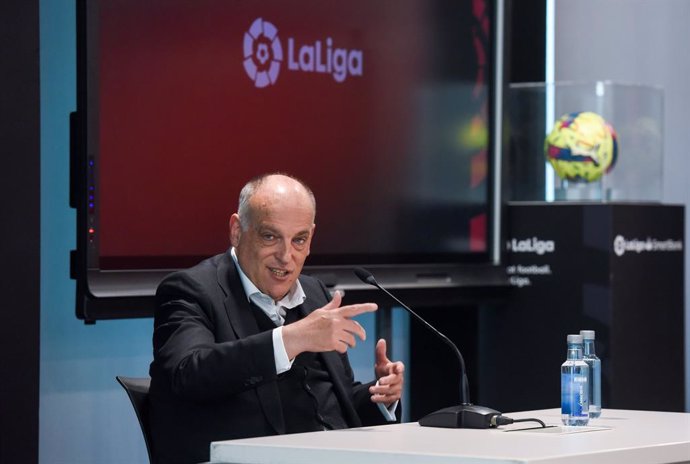 El presidente de LaLiga, Javier Tebas, durante una rueda de prensa tras una Asamblea Extraordinaria para analizar el 'caso Negreira, a 19 de abril de 2023, en Madrid (España). LaLiga ha convocado a los clubes profesionales para celebrar una Asamblea Ge