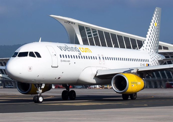 Archivo - Un avió de Vueling