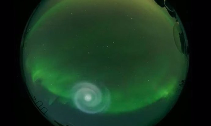 Imagen de la espiral resultado del combustible expulsado por un cohete de Space X sobre Alaska el 15 de abril