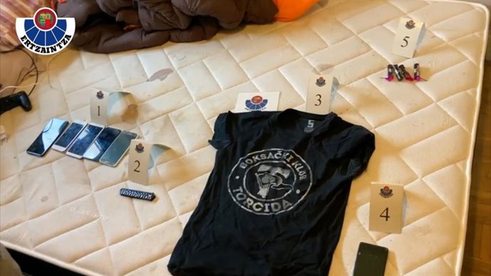 Material incautado en un operativo de la Ertzaintza contra la violencia en el deporte en San Sebastián