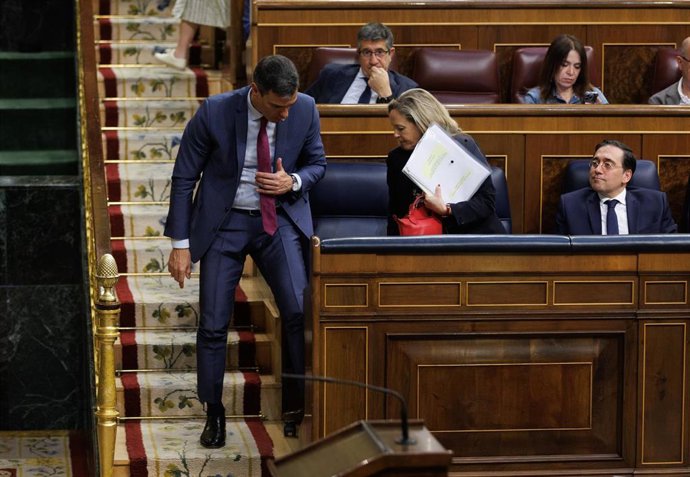 (I-D) El presidente del Gobierno, Pedro Sánchez; la vicepresidenta primera y ministra de Asuntos Económicos y Transformación Digital, Nadia Calviño y el ministro de Asuntos Exteriores, Unión Europea y Cooperación, José Manuel Albares, durante una sesión