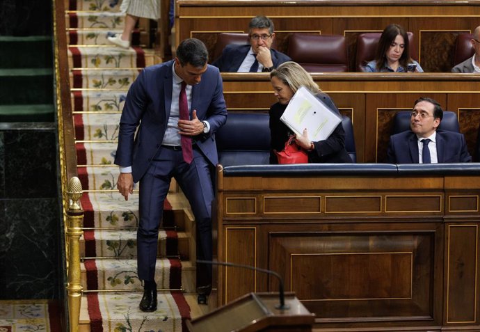 (I-D) El presidente del Gobierno, Pedro Sánchez; la vicepresidenta primera y ministra de Asuntos Económicos y Transformación Digital, Nadia Calviño y el ministro de Asuntos Exteriores, Unión Europea y Cooperación, José Manuel Albares, durante una sesión